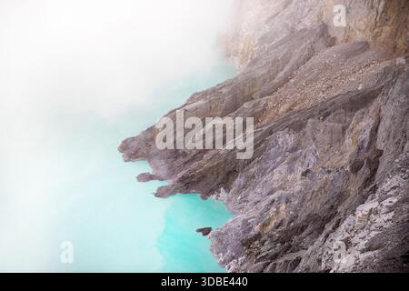 Volcan Ijen (Kawah Ijen) avec lac acide bleu et gaz de soufre partant du cratère au lever du soleil, Java indonésie Banque D'Images