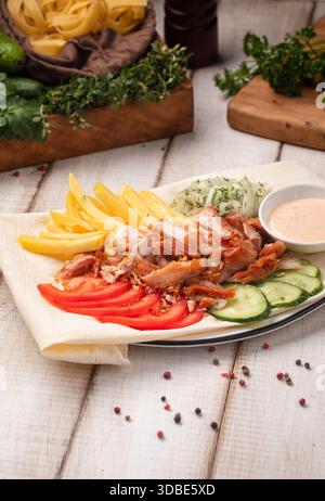 Assiette Doner avec poulet et légumes Banque D'Images