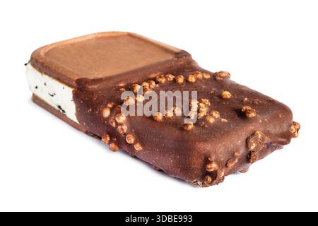 Sandwick à la crème glacée avec du chocolat et des biscuits isolé sur fond blanc Banque D'Images