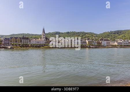 Vue sur Boppard de l'autre côté du Rhin, une station touristique et un centre viticole Banque D'Images