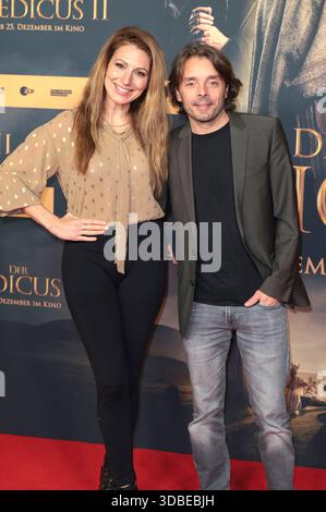 Mara Bergmann mit Ehemann Alexander Hoffmann BEI der Weltpremiere von 'Der Medicus II / The Physician II' im Cinedom. Köln, 15.12.2025 Banque D'Images