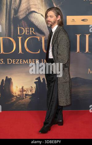 Tom Payne BEI der Weltpremiere von 'Der Medicus II / The Physician II' im Cinedom. Köln, 15.12.2025 Banque D'Images