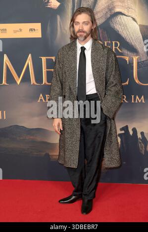 Tom Payne BEI der Weltpremiere von 'Der Medicus II / The Physician II' im Cinedom. Köln, 15.12.2025 Banque D'Images
