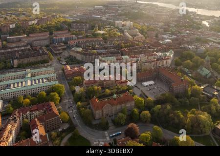 Vue aérienne de la lumière du soleil projetant de longues ombres sur les bâtiments au toit rouge et les arbres verdoyants près de l'Université Chalmers de technologie, Gothenburg Banque D'Images