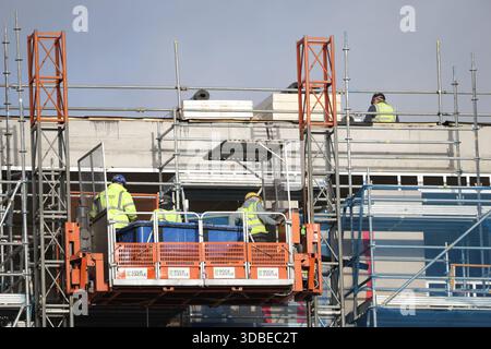 Dublin, Irlande - 10 décembre 2025 - travailleurs sur un ascenseur de construction près d'échafaudages sur un chantier de construction de développement à Capel Street dans la ville de Dublin représentant des scènes de rue dans la capitale irlandaise Banque D'Images