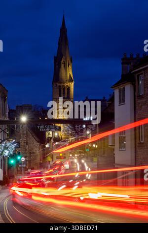 Les lumières de Noël illuminent le centre-ville de Stamford, Lincolnshire, créant une atmosphère hivernale festive dans la ville historique du marché anglais. Banque D'Images