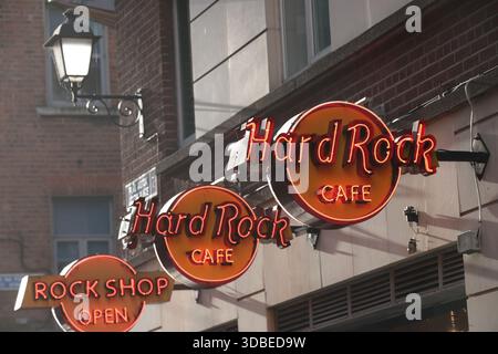 Dublin, Irlande - 10 décembre 2025 - le soleil brille sur les panneaux Hard Rock Cafe vus à Temple Bar dans la ville de Dublin représentant des scènes de rue dans la capitale irlandaise Banque D'Images
