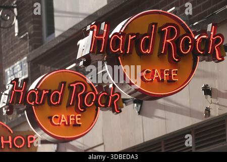 Dublin, Irlande - 10 décembre 2025 - le soleil brille sur les panneaux Hard Rock Cafe vus à Temple Bar dans la ville de Dublin représentant des scènes de rue dans la capitale irlandaise Banque D'Images