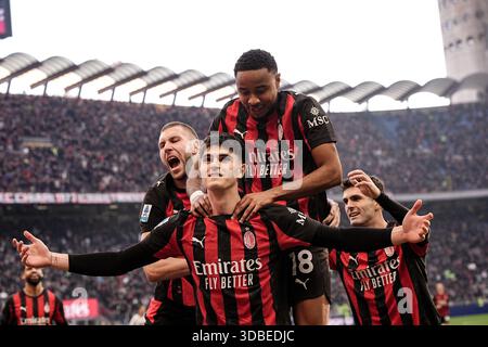 Milan, Italie. 14 décembre 2025. Davide Bartesaghi d'AC Milan célèbre après avoir marqué le but 2-1 pour son équipe lors du match de Serie A entre Milan et Sassuolo au stade San Siro de Milan, dans le nord de l'Italie - dimanche 14 décembre 2025. Sport - Soccer . (Photo de Marco Alpozzi/Lapresse) crédit : LaPresse/Alamy Live News Banque D'Images