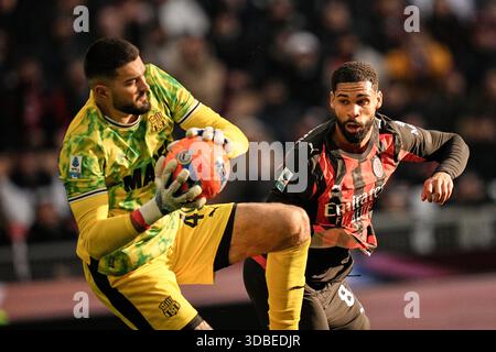 Milan, Italie. 14 décembre 2025. Le gardien de Sassuolo Arijanet Muric combat pour le ballon avec Ruben Loftus-Cheek d'AC Milan lors du match de Serie A entre Milan et Sassuolo au stade San Siro de Milan, dans le nord de l'Italie - dimanche 14 décembre 2025. Sport - Soccer . (Photo de Marco Alpozzi/Lapresse) crédit : LaPresse/Alamy Live News Banque D'Images
