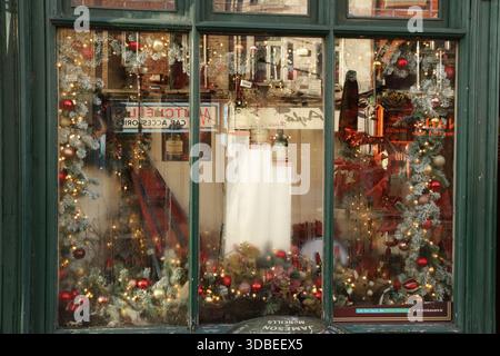 Dublin, Irlande - 12 décembre 2025 - la fenêtre du pub J Mc Neill décorée d'une exposition de Noël dans la ville de Dublin représentant des scènes de rue dans la capitale irlandaise Banque D'Images