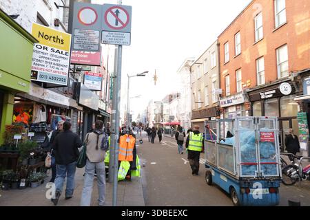 Dublin, Irlande - 12 décembre 2025 - Mary Street dans la ville de Dublin représentant des scènes de rue dans la capitale irlandaise Banque D'Images