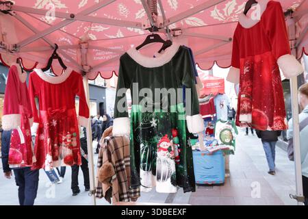 Dublin, Irlande - 12 décembre 2025 - robes de danse irlandaises sur le thème de Noël suspendues à un stand sur Henry Street pendant la construction jusqu'à Noël dans la ville de Dublin représentant des scènes de rue dans la capitale irlandaise Banque D'Images