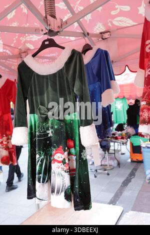 Dublin, Irlande - 12 décembre 2025 - robes de danse irlandaises sur le thème de Noël suspendues à un stand sur Henry Street pendant la construction jusqu'à Noël dans la ville de Dublin représentant des scènes de rue dans la capitale irlandaise Banque D'Images