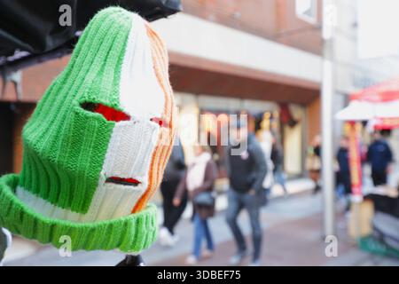 Dublin, Irlande - 12 décembre 2025 - Une balançoire sur le thème de la rotule verte, blanche et orange à un étal de marché sur Henry Street pendant les travaux jusqu'à Noël dans la ville de Dublin représentant des scènes de rue dans la capitale irlandaise Banque D'Images