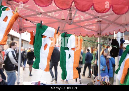 Dublin, Irlande - 12 décembre 2025 - Une balançoire sur le thème de la rotule verte, blanche et orange à un étal de marché sur Henry Street pendant les travaux jusqu'à Noël dans la ville de Dublin représentant des scènes de rue dans la capitale irlandaise Banque D'Images