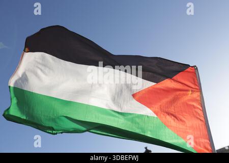 Dublin, Irlande - 12 décembre 2025 - Un drapeau palestinien a été vu flotter sur un stand sur le pont O'Connell à Dublin, représentant des scènes de rue dans la capitale irlandaise Banque D'Images
