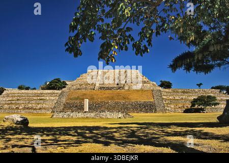 Gran Piramide Stela glyphe Deux Plaza à Xochicalco Mexique Banque D'Images