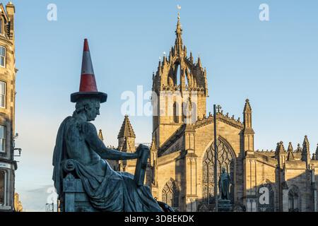 Vue de la statue de David Hume ornée avec humour d'un cône de circulation devant la majestueuse cathédrale St Giles par une journée ensoleillée, Édimbourg, Édimbourg, ONU Banque D'Images