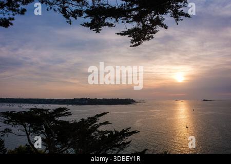 Coucher de soleil sur la Baie de Saint Malo vu de Saint Servan en direction de Dinard, Ille-et-Vilaine, Bretagne, France Banque D'Images