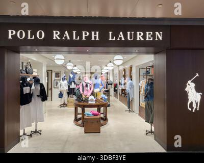 Singapour, Singapour - 31 juillet 2025 : le magasin Polo Ralph Lauren présente divers articles vestimentaires, accessoires et présentoirs dans un magasin de détail bien organisé Banque D'Images