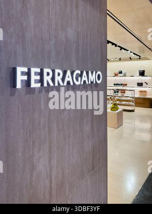 Singapour, Singapour - 31 juillet 2025 : le magasin FERRAGAMO présente des présentoirs élégants et un intérieur élégant présentant des sacs à main et des accessoires de luxe. Banque D'Images