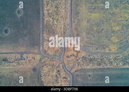 Vue aérienne de haut en bas d'un système complexe de tranchées militaires servant de point fort fortifié. Les travaux de terrassement complexes démontrent l'ingénierie tactique conçue pour maintenir le terrain dans la zone de guerre. Banque D'Images