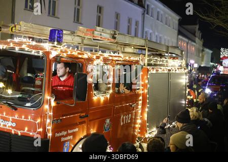 Marché de Noël dans la vieille ville de Strausberg à Märkisch-Oderland, Brandebourg le 13 décembre 2025. Le point culminant est le 4ème défilé annuel des pompiers décorés et des ambulances. (Photo de Simone Kuhlmey/Pacific Press/Sipa USA) Banque D'Images
