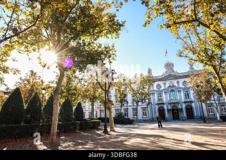 Madrid, Espagne- 5 décembre 2025 : jardins de la Plaza de la Villa de Paris et bâtiment de la Cour suprême en arrière-plan. Madrid ville, Espagne Banque D'Images