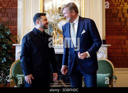 Den Haag, pays-Bas, 2025-12-16 15 :05 :25 LA HAYE, 16 décembre 2025, huis Ten Bosch Palace. Le roi Willem-Alexander reçoit le président Zelensky de l'Ukraine. La réunion comprendra des discussions sur les pourparlers de paix et notre soutien continu à l'Ukraine. PHOTO : NLBeeld/POOL/Robin van Lonkhuijsen crédit : NL Beeld / Patrick van EMST Banque D'Images