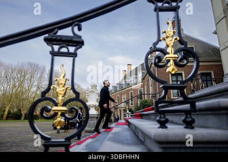 Den Haag, pays-Bas, 2025-12-16 15 :03 :29 LA HAYE, 16 décembre 2025, huis Ten Bosch Palace. Le roi Willem-Alexander reçoit le président Zelensky de l'Ukraine. La réunion comprendra des discussions sur les pourparlers de paix et notre soutien continu à l'Ukraine. PHOTO : NLBeeld/POOL/Robin van Lonkhuijsen crédit : NL Beeld / Patrick van EMST Banque D'Images