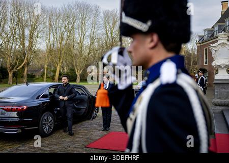 Den Haag, pays-Bas, 2025-12-16 15 :03 :22 LA HAYE, 16 décembre 2025, huis Ten Bosch Palace. Le roi Willem-Alexander reçoit le président Zelensky de l'Ukraine. La réunion comprendra des discussions sur les pourparlers de paix et notre soutien continu à l'Ukraine. PHOTO : NLBeeld/POOL/Robin van Lonkhuijsen crédit : NL Beeld / Patrick van EMST Banque D'Images