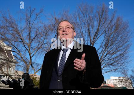 Washington, États-Unis. 16 décembre 2025. Kevin Hassett, directeur du Conseil économique national, s’adresse aux médias devant la Maison Blanche à Washington le 16 décembre 2025. Photo de Yuri Gripas/ABACAPRESS.COM crédit : Abaca Press/Alamy Live News Banque D'Images