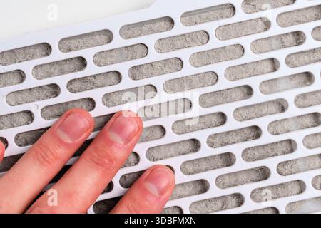 Remplacement du concept de cartouche de filtre à air blanc poussiéreux Banque D'Images