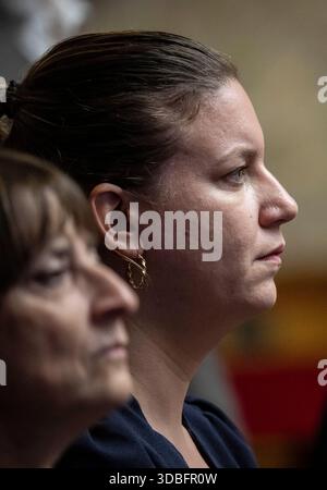 Paris, France. 16 décembre 2025. Mathilde Panot lors d'une séance de questions au gouvernement à l'Assemblée nationale, chambre basse du parlement français, à Paris le 16 décembre 2025. Photo par Eliot Blondet/ABACAPRESS.COM crédit : Abaca Press/Alamy Live News Banque D'Images