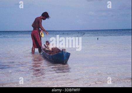 Indonésie, Pulau Batu. Îles Batu au large de la côte ouest de Sumatra, Un pêcheur avec son bateau, Kodak El-2 EliteChrome ISO 400, 2001 Banque D'Images
