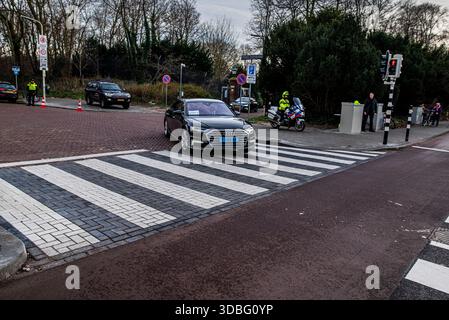 16 décembre 2025, la Haye, Hollande du Sud, pays-Bas : le 16 décembre 2025, après un déjeuner de délégation et une conférence de presse avec des politiciens néerlandais, le cortège du président Zelenskyy quitte la résidence officielle du premier ministre néerlandais, les Catshuis, à la Haye, aux pays-Bas. (Crédit image : © James Petermeier/ZUMA Press Wire) USAGE ÉDITORIAL SEULEMENT ! Non destiné à UN USAGE commercial ! Banque D'Images