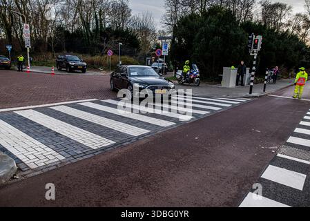 16 décembre 2025, la Haye, Hollande du Sud, pays-Bas : le 16 décembre 2025, après un déjeuner de délégation et une conférence de presse avec des politiciens néerlandais, le cortège du président Zelenskyy quitte la résidence officielle du premier ministre néerlandais, les Catshuis, à la Haye, aux pays-Bas. (Crédit image : © James Petermeier/ZUMA Press Wire) USAGE ÉDITORIAL SEULEMENT ! Non destiné à UN USAGE commercial ! Banque D'Images