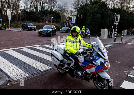16 décembre 2025, la Haye, Hollande du Sud, pays-Bas : le 16 décembre 2025, après un déjeuner de délégation et une conférence de presse avec des politiciens néerlandais, le cortège du président Zelenskyy quitte la résidence officielle du premier ministre néerlandais, les Catshuis, à la Haye, aux pays-Bas. (Crédit image : © James Petermeier/ZUMA Press Wire) USAGE ÉDITORIAL SEULEMENT ! Non destiné à UN USAGE commercial ! Banque D'Images
