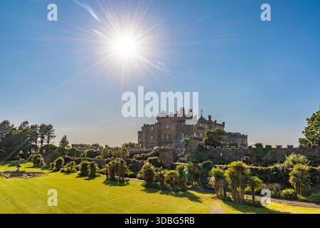 Le château de Culzean et ses jardins baignés de soleil se trouvent dans un parc luxuriant et des murs en pierre. Banque D'Images