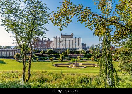 Parc historique du château de Culzean entouré d'arbres, avec jardins, fontaine et parc pittoresque. Banque D'Images