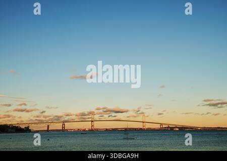 Claiborne Pell Bridge, communément appelé Newport Bridge, enjambant le passage est de la baie de Narragansett dans le Rhode Island Banque D'Images
