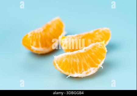 Photo en gros plan de mandarines sur un fond bleu Banque D'Images