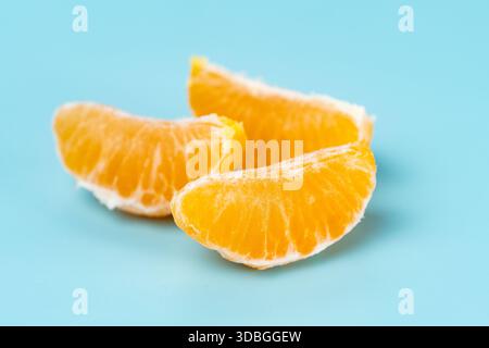 Photo en gros plan de mandarines sur un fond bleu Banque D'Images
