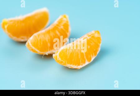 Photo en gros plan de mandarines sur un fond bleu Banque D'Images
