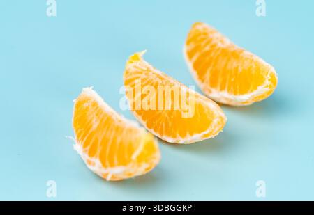 Photo en gros plan de mandarines sur un fond bleu Banque D'Images