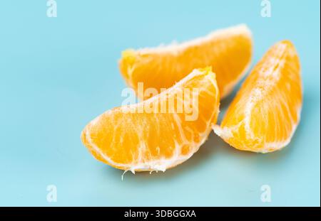 Photo en gros plan de mandarines sur un fond bleu Banque D'Images