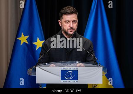 La Haye, pays-Bas, 16 décembre 2025. Le Président ukrainien Volodymyr Zelenskyy lors d’une réunion du Conseil de l’Europe au Forum mondial à la Haye le 16 décembre 2025. Au cours de la conférence, les alliés européens discuteront de la compensation de l’Ukraine pour les conséquences de l’agression russe. Crédit : Bart Maat/Alamy Live News Banque D'Images