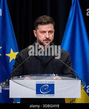 La Haye, pays-Bas, 16 décembre 2025. Le Président ukrainien Volodymyr Zelenskyy lors d’une réunion du Conseil de l’Europe au Forum mondial à la Haye le 16 décembre 2025. Au cours de la conférence, les alliés européens discuteront de la compensation de l’Ukraine pour les conséquences de l’agression russe. Crédit : Bart Maat/Alamy Live News Banque D'Images