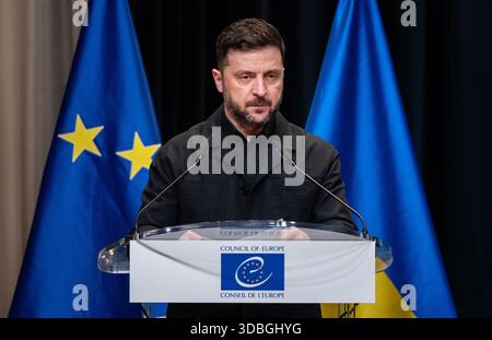 La Haye, pays-Bas, 16 décembre 2025. Le Président ukrainien Volodymyr Zelenskyy lors d’une réunion du Conseil de l’Europe au Forum mondial à la Haye le 16 décembre 2025. Au cours de la conférence, les alliés européens discuteront de la compensation de l’Ukraine pour les conséquences de l’agression russe. Crédit : Bart Maat/Alamy Live News Banque D'Images